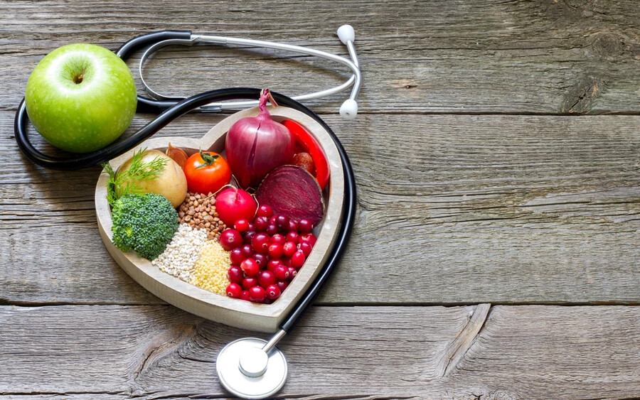 A szívorvos szerint az alapvető megelőzés az étrendben rejlik. A szív- és érbetegségek megelőzése érdekében fontos, hogy sok friss zöldséget és gyümölcsöt fogyasszunk. Hozzáteszi, hogy a legtöbb ember ezt tudja, de a probléma akkor jön, amikor az életükben kell alkalmazniuk.