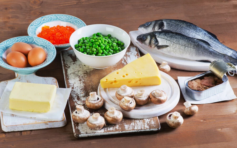 A D-vitamin pótlása közép-európai étrenddel önmagában nehéz. "Hetente legalább négyszer kellene halat beiktatnunk az étrendünkbe, és minden nap halolajat kellene adnunk a készételekhez" – mondta. 