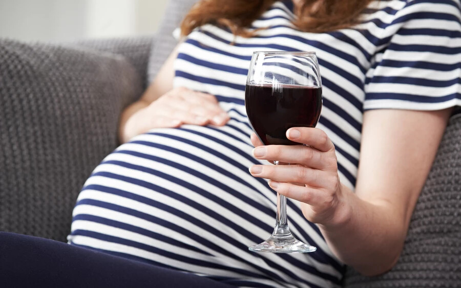 A tanulmány azonban egy másik érdekes összefüggést is feltárt, amely szerint azoknak a nőknek, akik tervezik a teherbeesést, szintén kerülniük kellene az alkoholt. Sőt, enyhe torzulást figyeltek meg azoknál a gyermekeknél is, akiknek az anyja a terhesség előtt alkoholt fogyasztott, és csak a terhesség alatt hagyta abba.