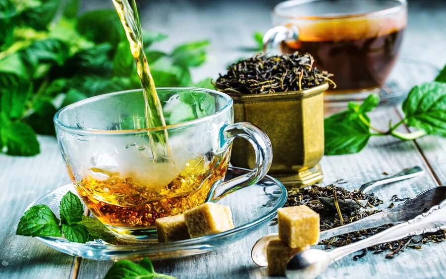 A teát teljesen véletlenül fedeztük fel. Korábban az emberek csupán rágcsálták a tealeveleket, mikor azonban néhány belehullott Sen-nung császár forró vizébe, azonnal beleszeretett az ízbe, a tea pedig szenzációvá vált.