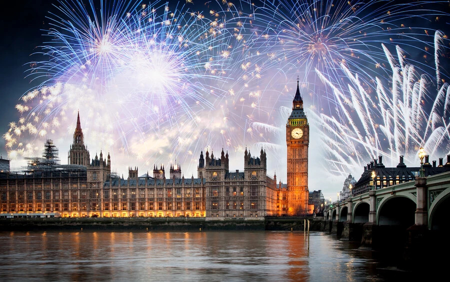 November 5-én az angol lakosság látványos tűzijátékkal ünnepli meg az 1605-ös merénylet megakadályozását, mely a Westminster-palota pincéjében járt volna hasonló következményekkel.