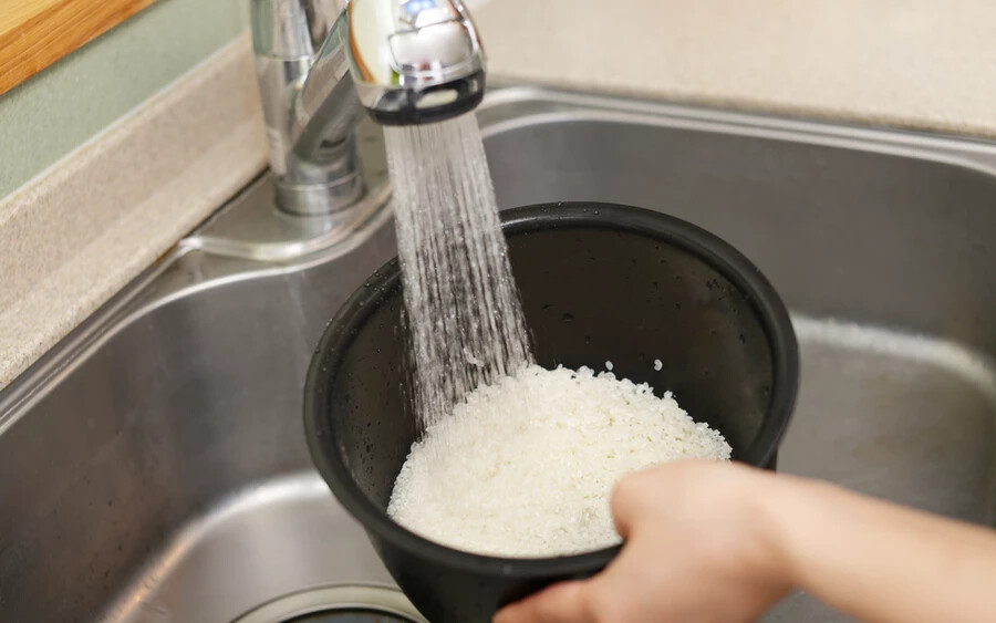 A rizsszemek közé a gyártási folyamat során héjdarabkák, törmelék és más szennyeződés kerülhet, ezért főzés előtt alaposan öblítse át!