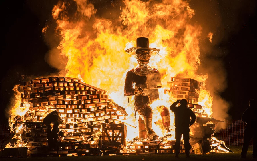 Az emberek hatalmas máglyarakások köré gyűlnek, majd szalmabábokat, illetve egyéb, Guy Fawkest jelképező bábukat égetnek el, mintegy megtorolva a terrorcselekményt.