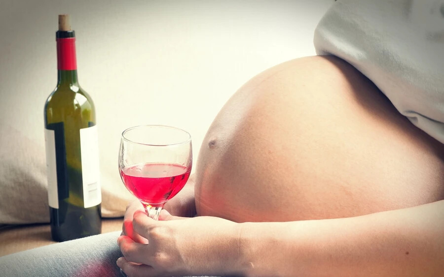 Az arc deformitásának legmagasabb arányát azoknál a gyermekeknél figyelték meg, akiknek az anyja a terhesség egy részében vagy egész ideje alatt alkoholt fogyasztott. Az eredmények nem különböztek nagymértékben attól függően sem, hogy a gyermek édesanyja csak az első trimeszterben vagy a teljes terhesség alatt ivott-e alkoholt. Ez az eredmény arra utal, hogy a magzati fejlődés első három hónapja a legfontosabb.