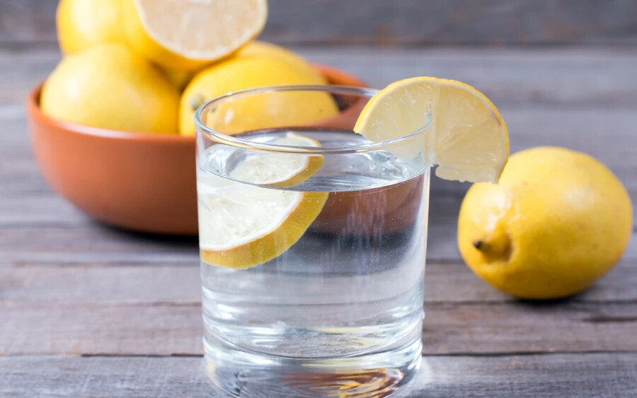 Nem a legjobb döntés egész nap citromos vizet kortyolgatni: a citrom savas kémhatása miatt ugyanis fogaink folyamatosan ki vannak téve a citromsav zománcromboló hatásának. A szakértők azt javasolják, hogy amennyiben citromos vizet fogyasztunk, használjunk szívószálat, hogy elkerüljük a fog és a sav találkozását.