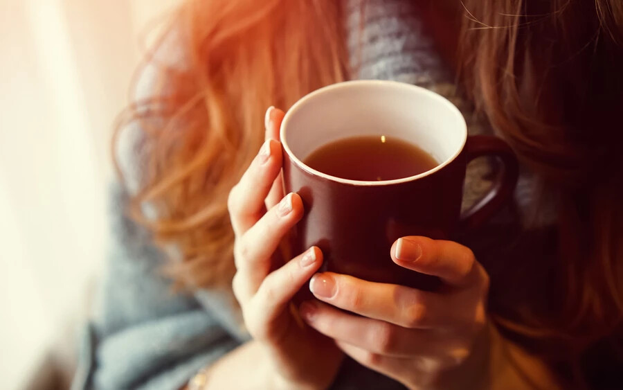 A valódi teát a teanövény szolgáltatja, és tartalmaz valamennyi koffeint. A gyógynövényes teák tehát a szó szoros értelmében véve nem teák, inkább közönséges gyógynövényfőzetek.