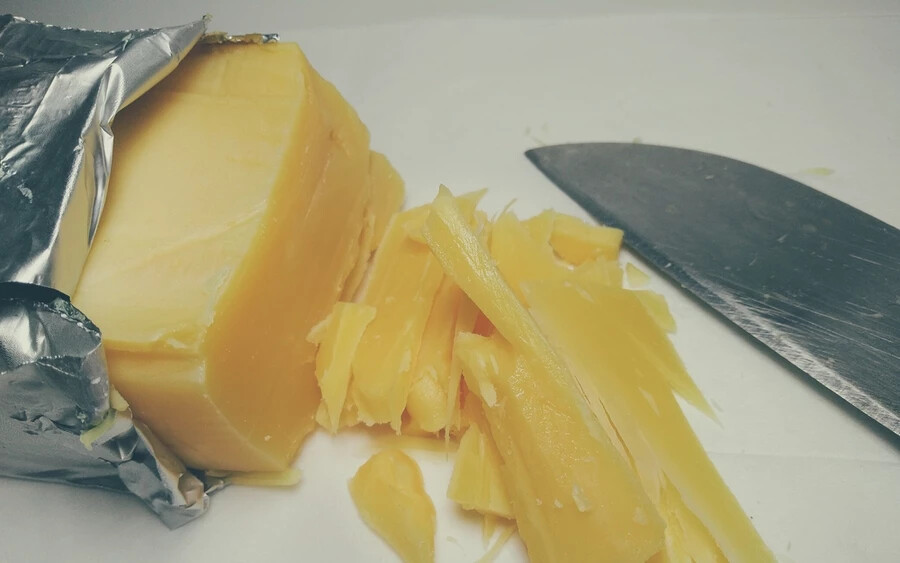 A sajt kiszárad és morzsás állagúvá válik fagyasztás során.