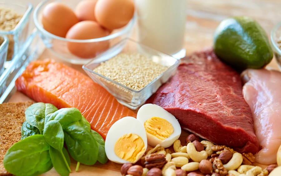 A túl alacsony fehérjebevitel alultápláltsághoz, valamint vese- és májproblémákhoz vezethet, melynek következtében testünk különböző részei bedagadhatnak. 