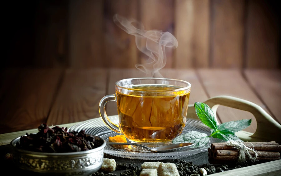 Kína, Sri Lanka és Kenya a világ legnagyobb teaszállítói, és évente közösen csaknem egymillió tonna teát termesztenek. Hatalmas populációjának köszönhetően a teafogyasztás Kínában a legmagasabb az egész világon.