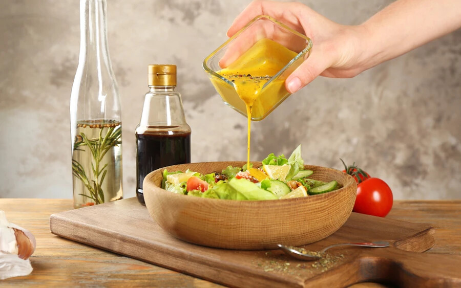 Amennyiben savat tartalmazó öntettel locsolja meg salátáját, legyen óvatos – a savak ugyanis lekoptathatják a fogzománcot. A legtöbb salátaöntet, sajnos, tartalmaz valamiféle savat, többek között az ecet és a citromlé is közéjük tartozik.