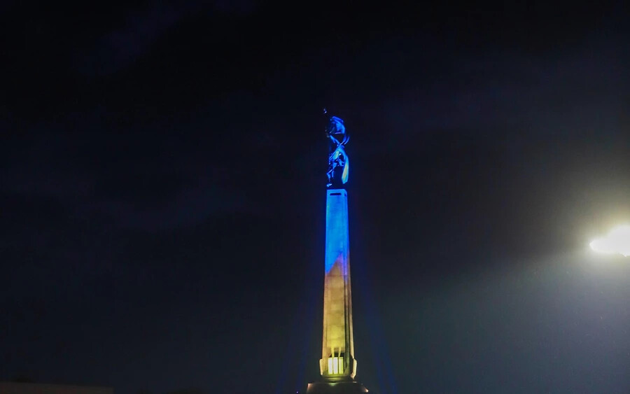 Ukrán nemzeti színekben pompázik a Slavín (FOTÓK)