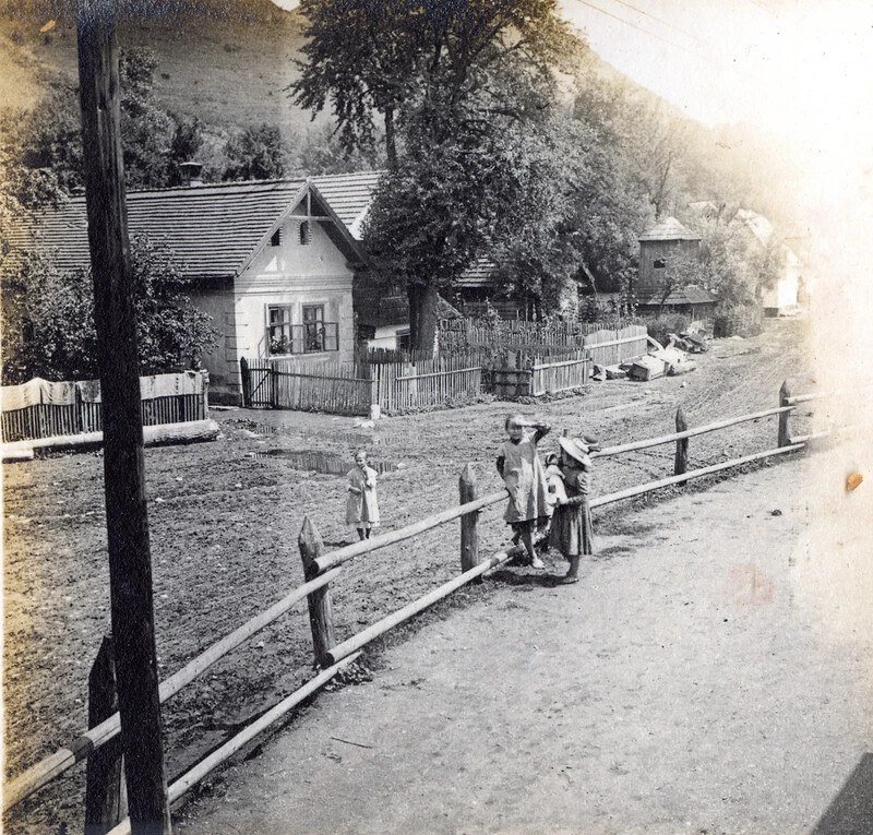 Tátrai szlovák falu a 20. század elején. Magyar Ferences Könyvtár és Levéltár – Budapest.