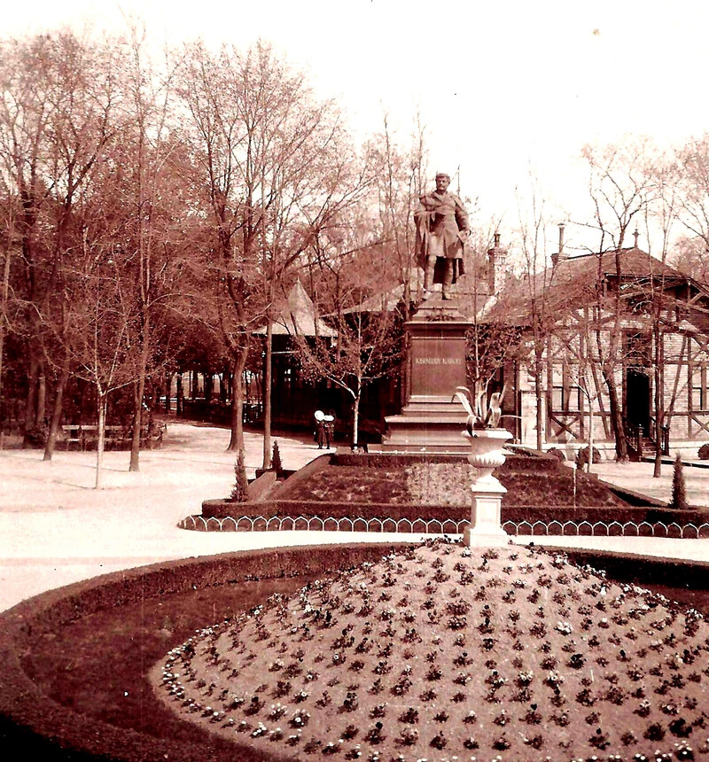 Az 1867-től állt ős, a „Mádai” Kioszk 1900 körül. Kisfaludy szobrát épp az utána épült kioszk miatt helyezték át a Bécsi kapu térre. Tulajdonos: Békefi Péter.