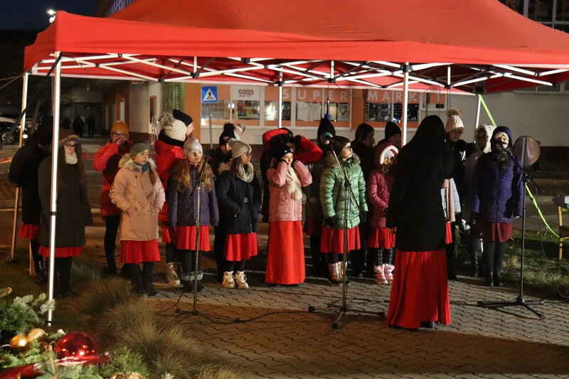 Bartók Béla Alapiskola iskolakórusa ünnepi dalokat énekelt Nagymegyeren (fotó: Soóky Marián)
