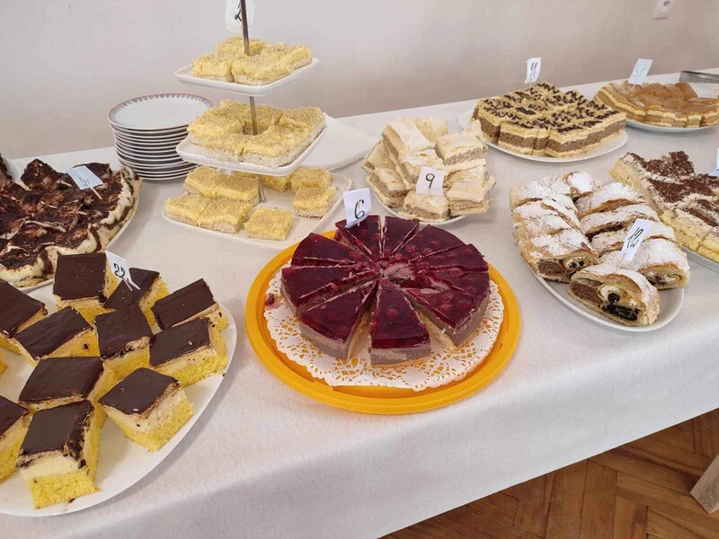 A Klubosok jótékonysági szervezete az évente megrendezett sütivásár mellett több más helyi gyűjtést is szervez, ahol a termékek mellett, szolgáltatásokat is igénybe vehetnek az adakozók (Forrás: Bóna Zsuzsanna)