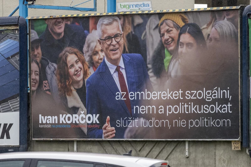 Ivan Korčok magyar nyelvű óriásplakátokkal próbálja feljavítani a hírnevét a magyar választók körében (Somogyi Tibor felvétele)