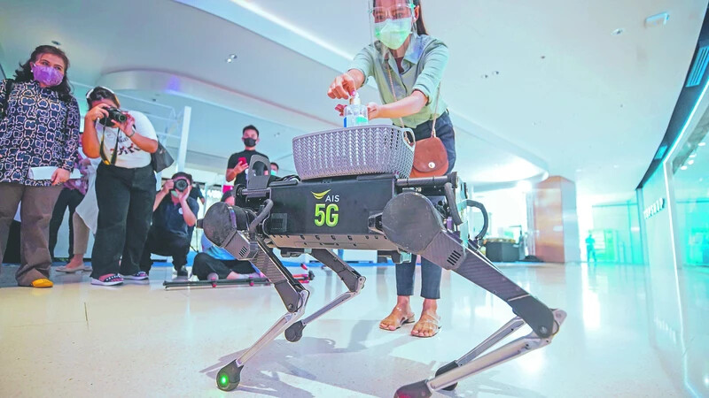 A bangkoki robotkutya. A vásárlók egy része szerint K9 „aranyos”, akadnak azonban olyanok is, akiket nem győzött meg a négylábú robot csontvázszerű dizájnja.
