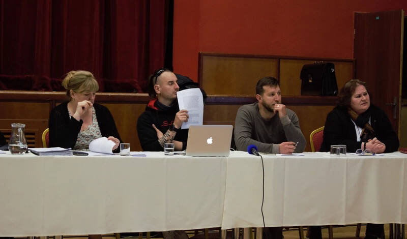 Vörös Zsuzsanna képviselő (jobbról) az ülés után elmondta, hogy a vezetés már dolgozik a szerződések javításán (A szerző felvétele)