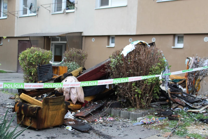 A lakástüzet követően a ház előtti konténerbe gyűjtötték az üszkös bútorokat (A szerző képarchívuma)