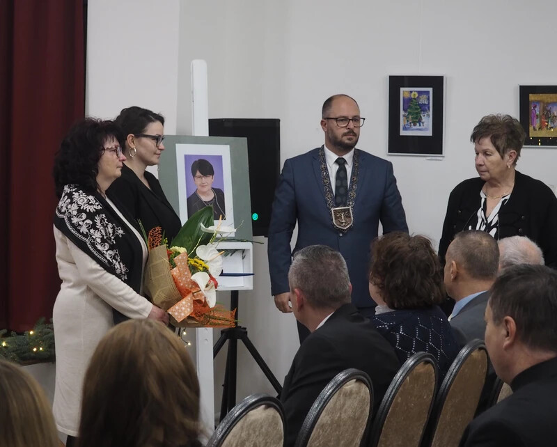 Az elhunyt doktornő, Vrezgó Erzsébet nevében családja vette át az In memoriam Pro Urbe-díjat (A szerző felvétele) 