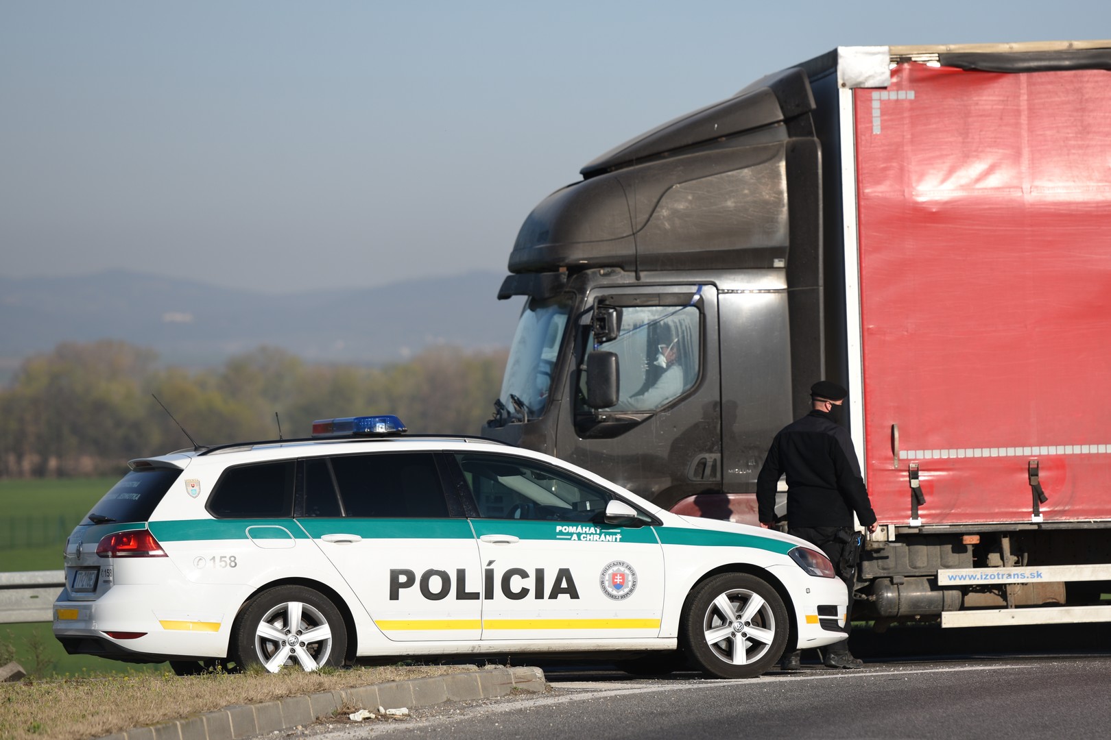 800-tól 1000 euróig terjedő büntetésre számíthat annak a 12 tonnánál nehezebb kamionnak a sofőrje, aki olyan utcára hajt be, ahol ezt közlekedési tábla tiltja.