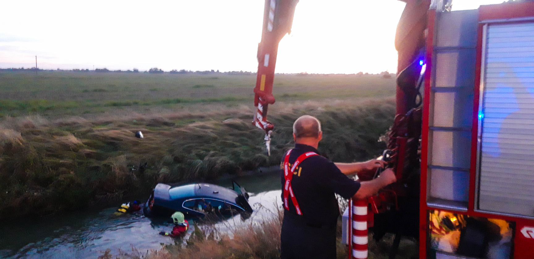 GALÉRIA: Csallóközcsütörtökön tűzoltók húztak ki egy autót a csatornából 