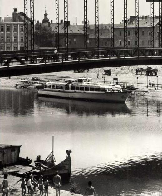 A Hajóregiszter szerint a kép 1961-ben készült a győri vízibuszról. A Rába két óránként indulhatott Vénekig, de mentek vele Gönyűre, Esztergomba és Visegrádra is. Fotó: Régi Győr 