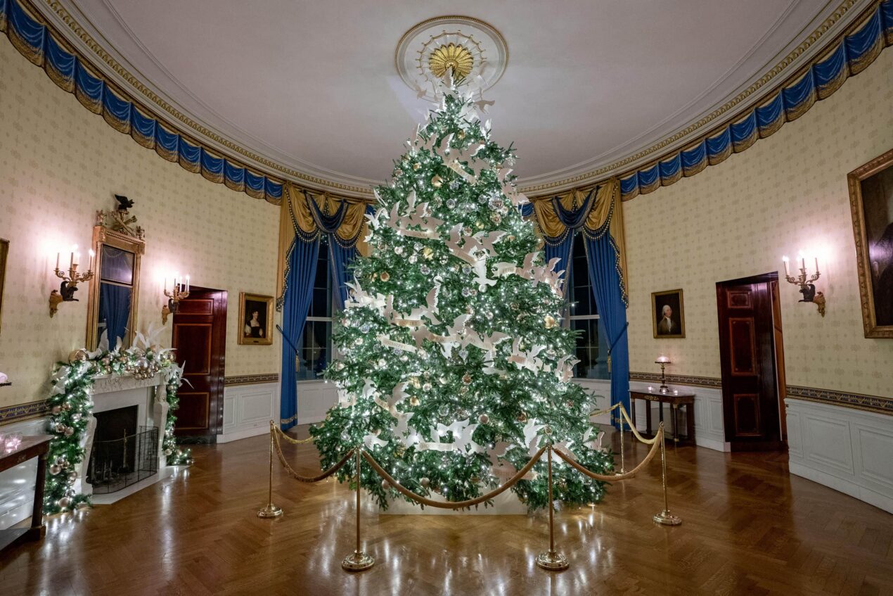 A Kék szobában felállított fő karácsonyfát ebben az évben békegalambok és szalagok lepik el. Utóbbiakon ábécésorrendben olvasható az ország 50 államának neve.