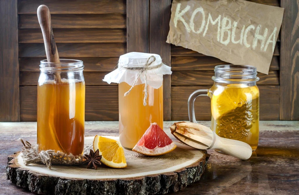A kombucha egy erjesztett tea, ami válogatott baktériumtörzsek, élesztő és cukor keverékéből készül. Amellett, hogy a kombucha jótékony probiotikumokat tartalmaz, tisztítja a májat, megelőzi a rákot, csökkenti a vércukorszintet és javítja a koleszterinszintet