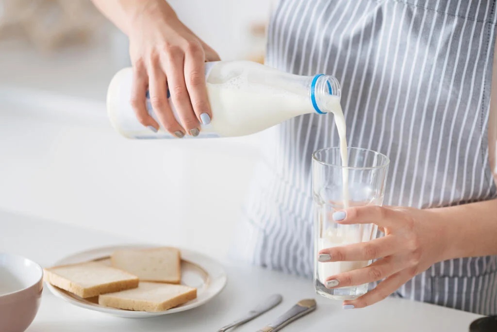  A tej is biztonságosan fogyasztható a lejárati idő után, de figyelni kell arra, hogy mennyi zsírt tartalmaz. A zsírmentes tej hét-tíz napig eláll. A teljes zsírtartalmú tejet azonban a minőség-megőrzési idő után öt-tíz nappal is fogyaszthatja. Természetesen, ha a tej elszíneződik, furcsa szaga van, és csomósodik, az egyértelmű jele annak, hogy a kukában a helye. A szójatej például még tovább tart, bontatlanul a lejárati idő után egy hónappal is fogyasztható. 