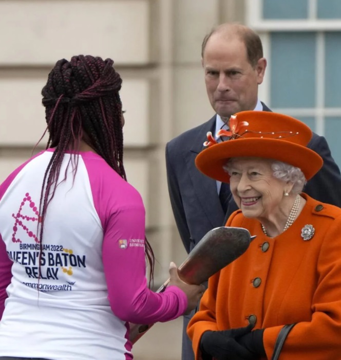Az uralkodó október 7-án a Buckingham-palota előtt királyi stafétabotot adott át Kadeena Coxnak, aki 2016-ban két aranyérmet szerzett a paralimpián.