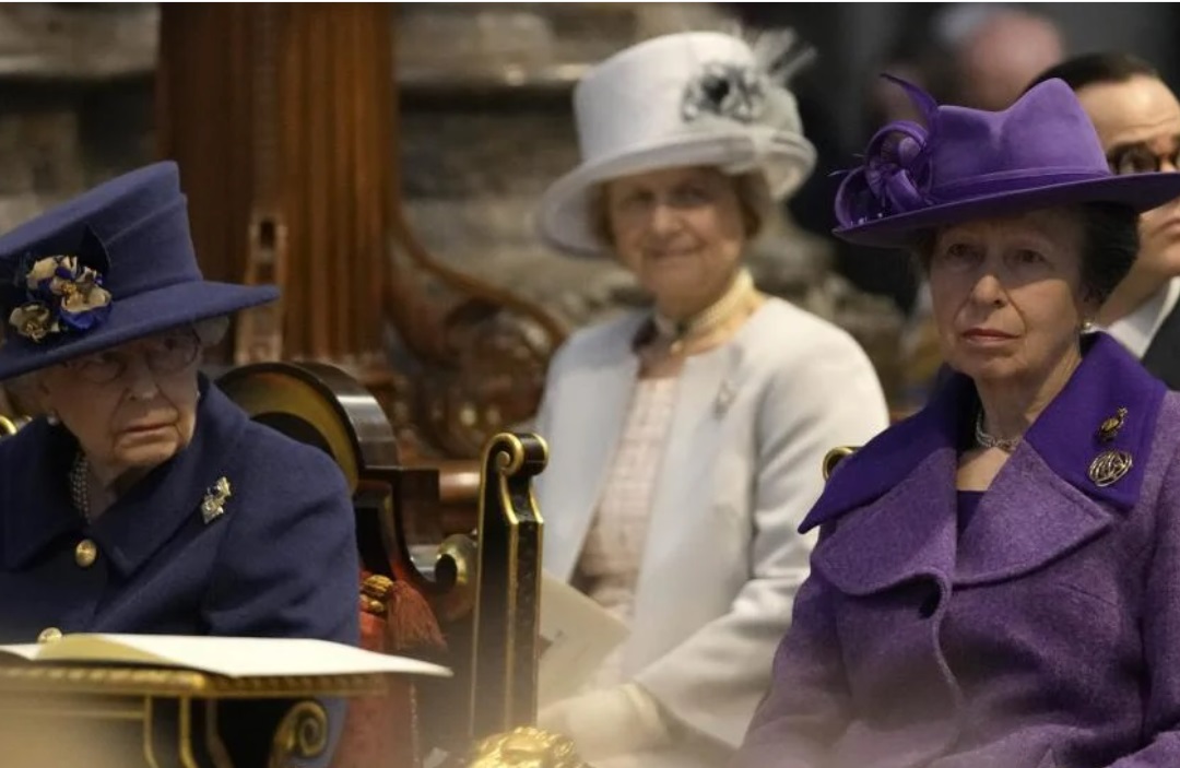 Erzsébet királynő és lánya október 12-én a westminsteri apátságban. 