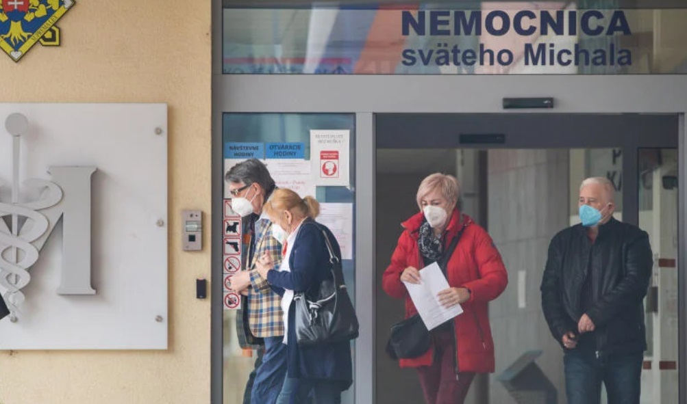 „Megdöbbenve állok az előtt, hogy az igazgató úr olyan lépéseket tesz, amelyek az egészségügyi ellátás megszünéséhez vezetnek” – mondta Veronika Ivančíková, a Slovak Crohn Club elnöke. Hozzátette, hogy a gasztroenterológiai osztályra 500-600 beteg járt, akiknek most új orvosokat kell találniuk. 