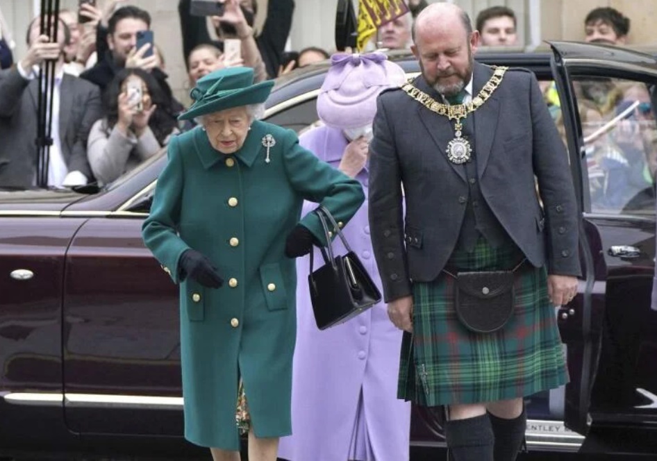 A királynő október 2-án Edinburghba utazott.