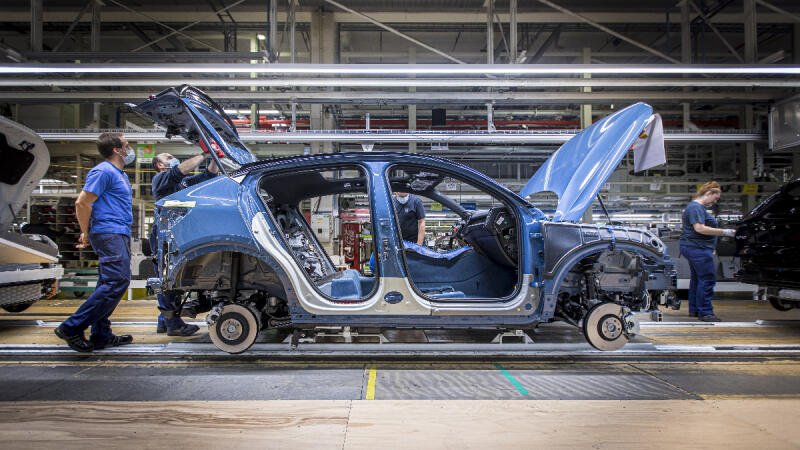 Befektető: Volvo Cars, Helyszín: Kassa, Beruházás: több mint 1,2 milliárd euró, Munka: elektromos járművek gyártása, Az új munkahelyek száma: 3 300-12 000. A svéd Volvo autógyártó úgy döntött, hogy Szlovákiában építi fel legújabb, elektromos járművekre szakosodott gyárát. A cél az, hogy a vállalat 2025-re évente több mint egymillió elektromos autót gyártson.