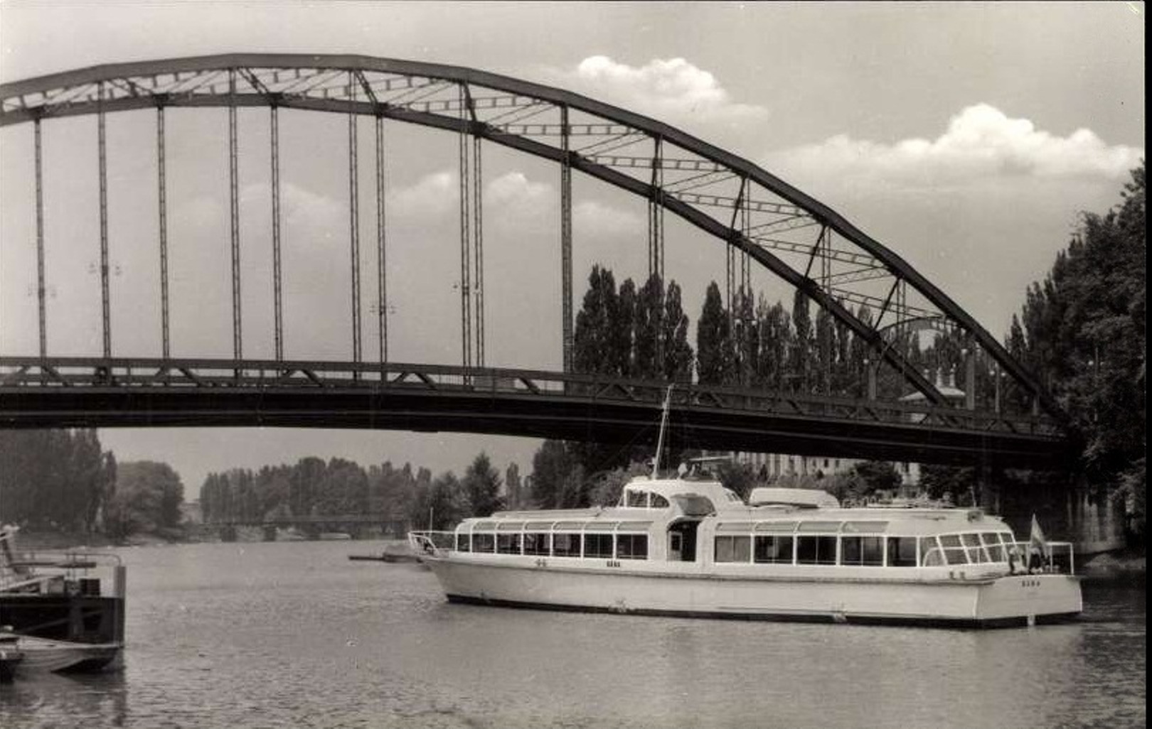 Egy 1962-es kép a Vácon gyártott győri vízibuszról. A hajót 1991-ben átépítették, 2008-tól Gemenc néven szolgálja a rezervátumot. 