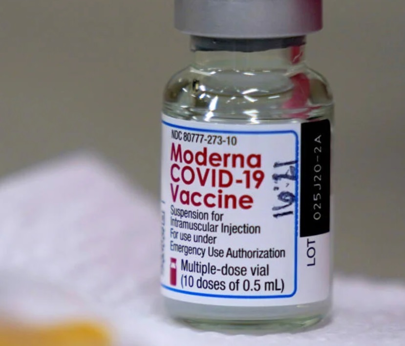 Szalay szerint a lejárt vakcinák száma azért is nőni fog, mert szeptemberben érkeznek a régóta várt, továbbfejlesztett omikron variáns elleni vakcinák. "Nem hiszem, hogy akkor bárki is a régi vakcinával akarja majd beoltatni magát" - mondta az orvos.