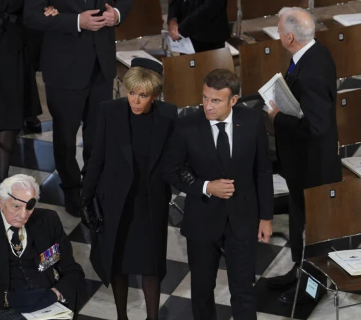 Emmanuel Macron francia elnök felesége, Brigitte Macron hazájában divatikonnak számít. A First Lady ezúttal sem okozott csalódást, hagyományos francia bájt sugárzott. "Brigitte Macron a példa arra, hogyan kellene ennek kinéznie. Egyszerű, ízléses, megfelelő francia bájjal. Ő is betartotta az előírt protokollt" - véli Ziegler.