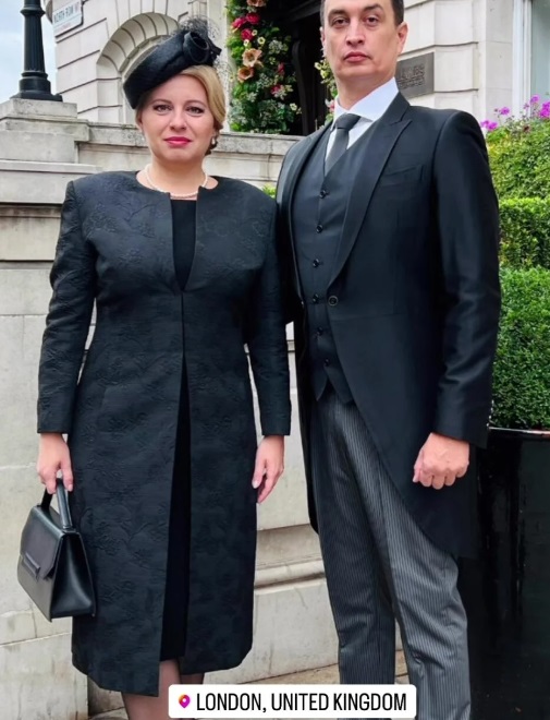  A szlovák elnök a szomorú eseményre Boris Hanečka fekete ruháját választotta, amelyet egy ugyanolyan hosszúságú, virágmintás, fekete kabáttal kombinált. Čaputován egy ízléses, szövetrózsával díszített kalap is volt. A ruhát gyöngyház nyaklánccal és fülbevalóval egészítette ki.
