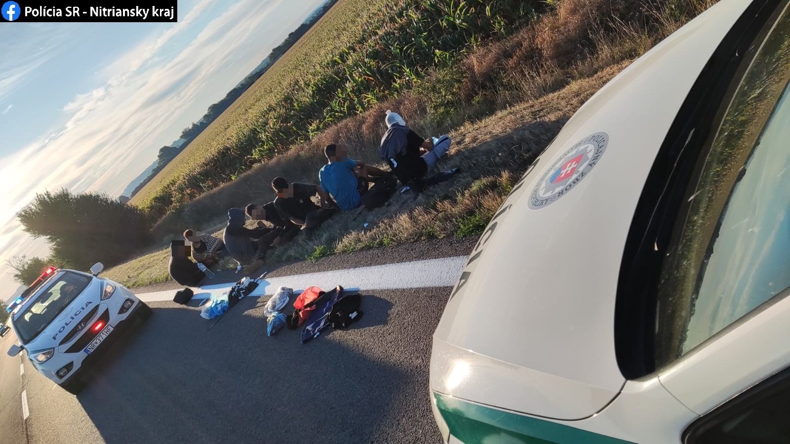 Fának ütközött és kigyulladt egy illegális bevándorlókat szállító autó Ipolyságnál (FOTÓK)