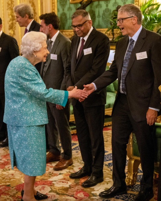 II.Erzsébet a windsori kastély fogadta Bill Gates üzletembert. 