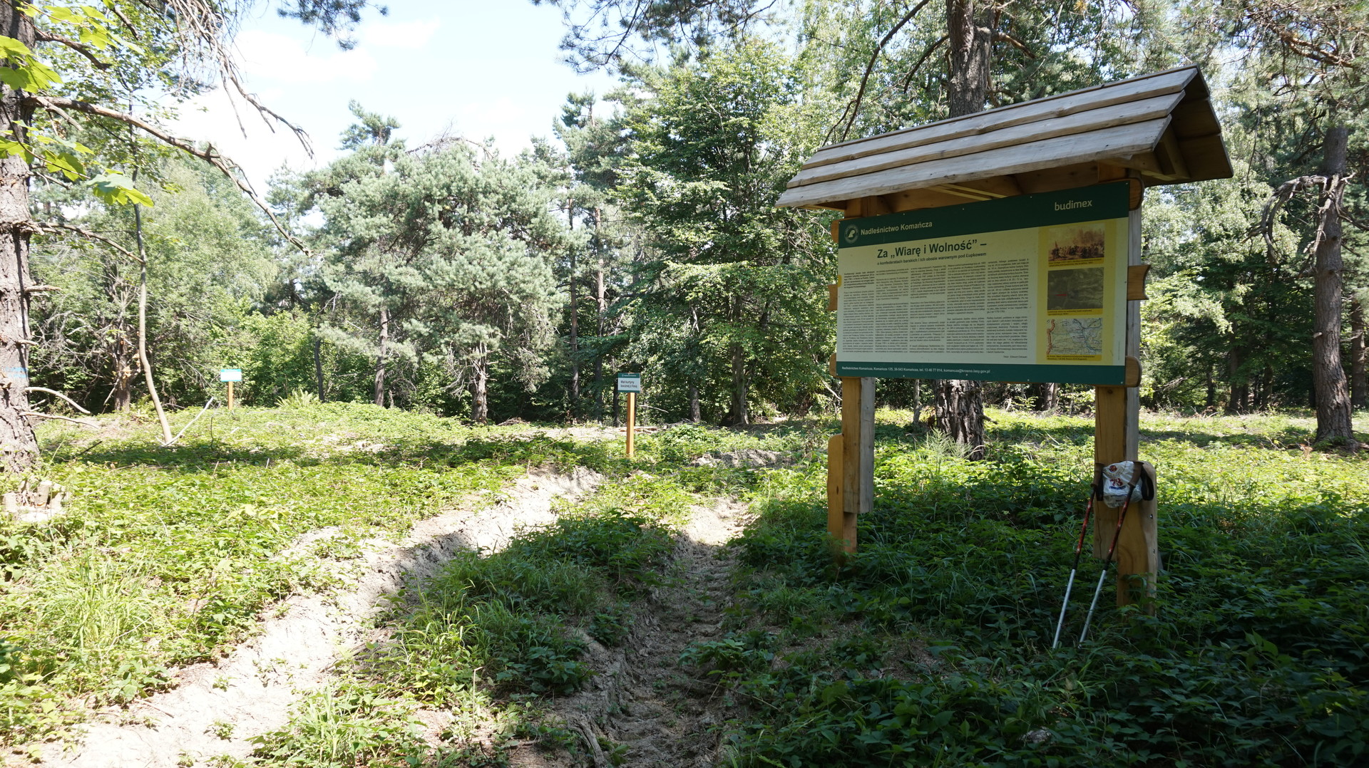 A tábor helyszínén több tábla segíti a tájékozódásunkat (Vataščin Péter felvétele)