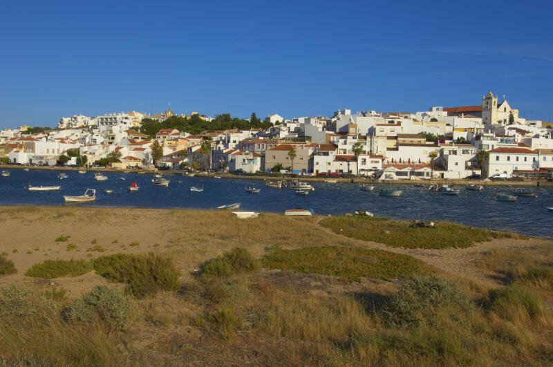 Praia de Canieros, Algarve régió, Portugália: Ez a nyugodt, sekély vizű, csillogó strand Ferragudótól délre található. Mézszínű sziklák szegélyezik, amelyek végigvonulnak Algarve teljes partvonalán.