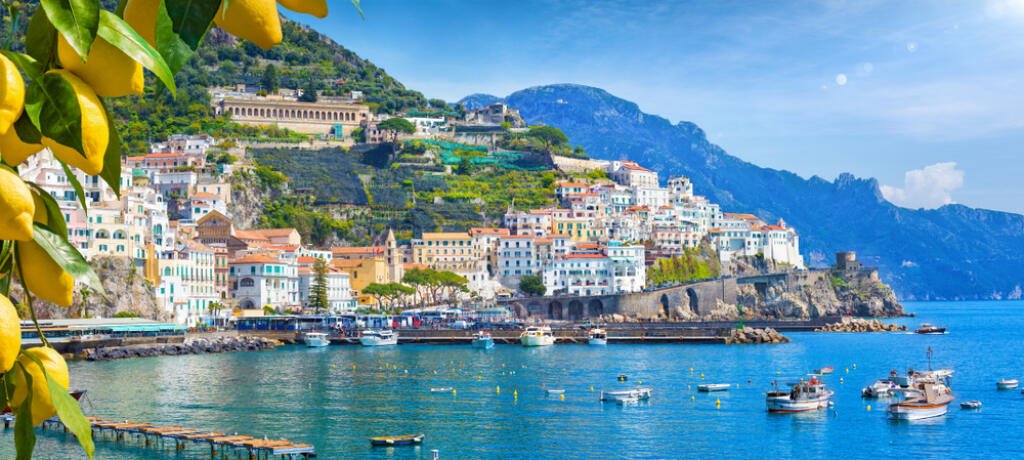 Az Amalfi-partot joggal tartják Olaszország gyöngyszemének, és legendás nyaralóhelynek. A gazdagok és híresek gyakran utaznak az Amalfi-partra, és ha nekik biztonságos, akkor mindenkinek az. Bár alkalmanként előfordulhat zsebtolvajlás, a látogatók sok mindent tehetnek, hogy megvédjék magukat. 
