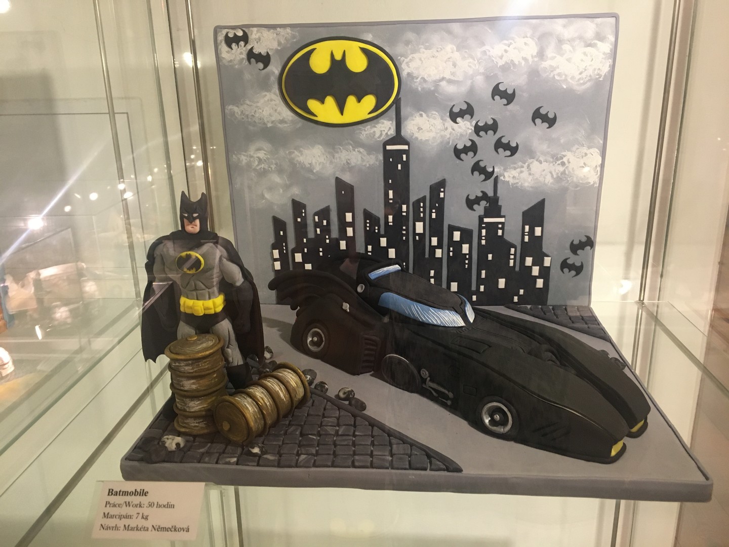 Batman és a Batmobil.