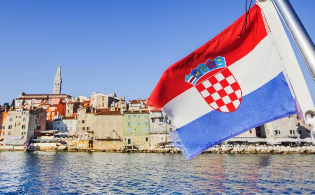Horvátország ez évben erősebb turistaszezonra készül, mivel két év után mindenféle járványellenes szabály nélkül utazhatunk. A legnagyobb különbség tavalyhoz képest azonban mégis az árakban rejlik.   A DNEVNIK.hr horvát napilap felmérte a szolgáltatások árait Splitben és Közép-Dalmáciában is. Információik szerint egy kétszemélyes apartman a városközpontban jelenleg éjszakánként 370 kunától, azaz közel 50 eurótól kezdődik.