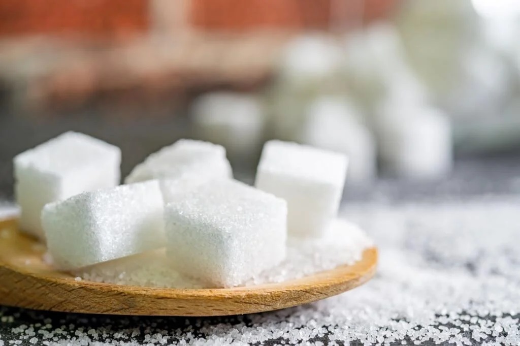 Próbáljon meg kevesebb cukrot tenni a süteményekbe, mint amennyit megszokott (vagy mint a receptben tanácsolják). Ha a recept már tartalmaz olyan összetevőket, amelyekben  van cukor (pl. keksz, alma vagy csokoládémáz), akkor csökkentse a mennyiségét.