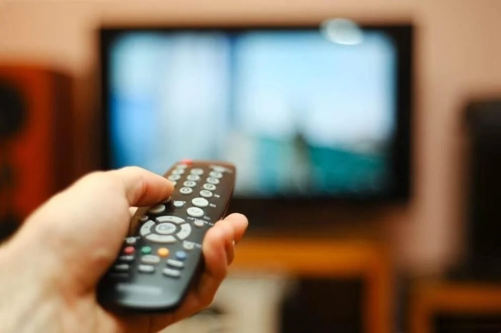A tévékészülék teljes fogyasztása a háztartási energia 13%-át teszi ki. A tévék jelölése összefügg az energiafogyasztásukkal. A legtöbb ma eladott televízió az A vagy A+ energiaosztályba tartozik, és egyre kevesebb a B-osztályos. Az eszköz fogyasztását tovább befolyásolja a felbontás, a világítás és a hang is. →
