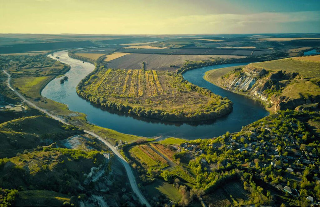 Mesebeli kastélyok, gyönyörű dombok, zöld völgyekben kanyargó folyók és szőlőültetvények jellemzik a tájat. Mindezek ellenére Moldova az egyik legkevésbé látogatott ország Európában. A  tengerparttal nem rendelkező országot 2019-ben 174 ezer turista kereste fel, ami rekordot jelent.