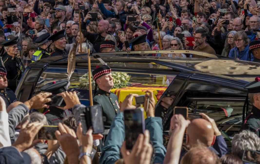 Čaputová párjával, Juraj Rizmannal együtt vesz részt a temetésen. A temetésre számos állam- és kormányfőt várnak a világ minden tájáról, köztük több európai királynőt és királyt.